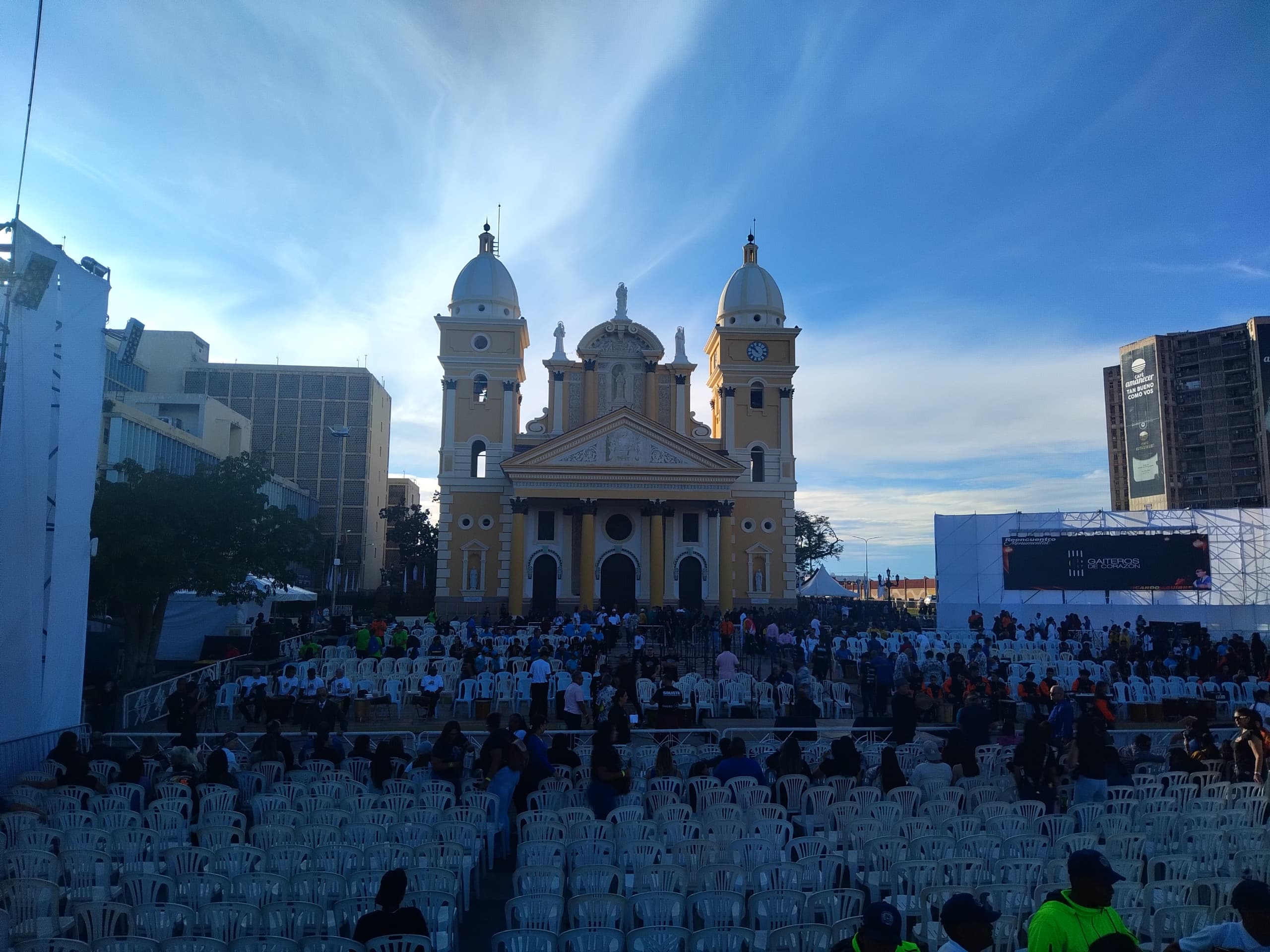 Zulianos Llegan A La Bas Lica Para Celebrar El D A Del Gaitero