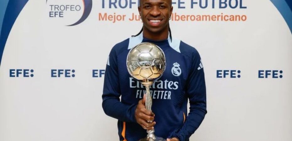 Vinicius Recibi El Trofeo Efe Al Mejor Jugador Iberoamericano De