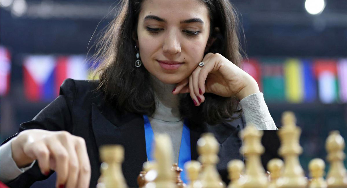 Ajedrecista iraní desafía a su país tras competir sin velo