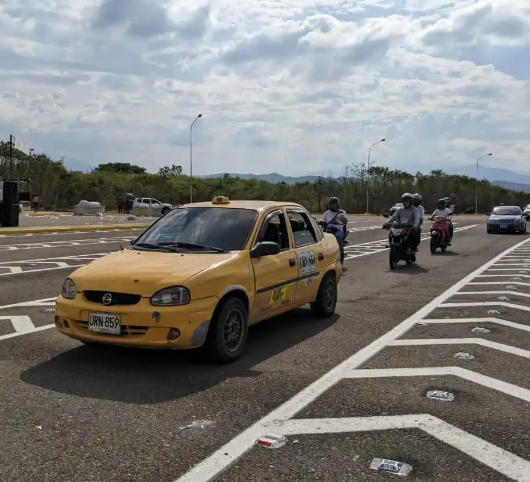 Taxis colombianos también estrenaron el puente Atanasio Girardot