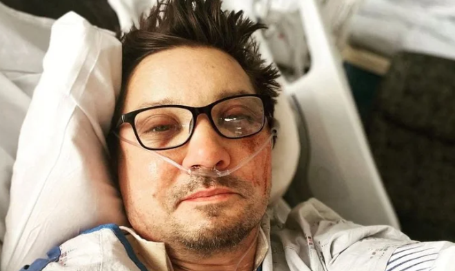 Actor Jeremy Renner fue dado de alta tras su grave accidente