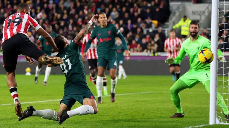 Liverpool pierde contra el Brentford y se aleja de los puestos de Champions