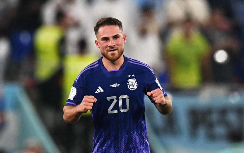 La emocionante ovación a Alexis Mac Allister en su llegada a Brighton