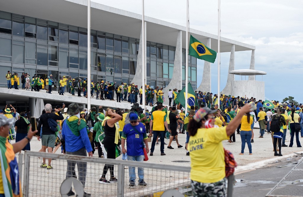 Liberan a 137 detenidos por asonada en Brasilia: Deberán llevar tobillera electrónica
