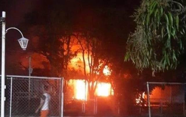 Presunto cortocircuito conllevó al incendio de dos casas en Lagunillas
