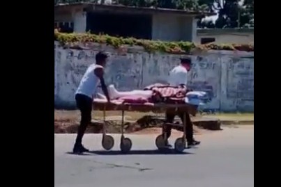 Habitantes de Cabimas usan camillas para el traslado de enfermos: Denuncian que no cuentan con ambulancias (+Video)
