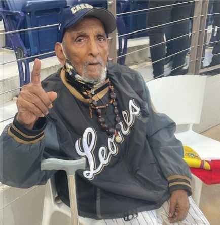 Jesús “Chivita” Lezama, fanático número 1 de los Leones del Caracas, cumple  104 años
