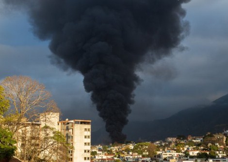Se registra incendio de gran magnitud en una fábrica de plásticos en Boleíta Norte - Caracas: Cerca de la DGCIM