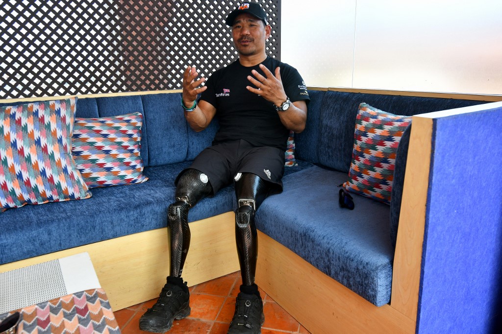 Un nepalí amputado de las dos piernas se prepara para alcanzar la cima del Everest