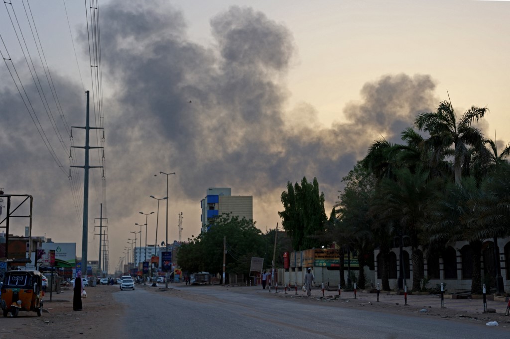 Siguen los intensos combates en Sudán pese a los llamamientos de alto el fuego: Van más de 200 muertos