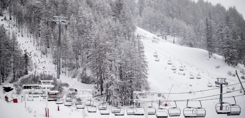 Un esquiador ebrio falleció al caer de una telecabina en los Alpes franceses