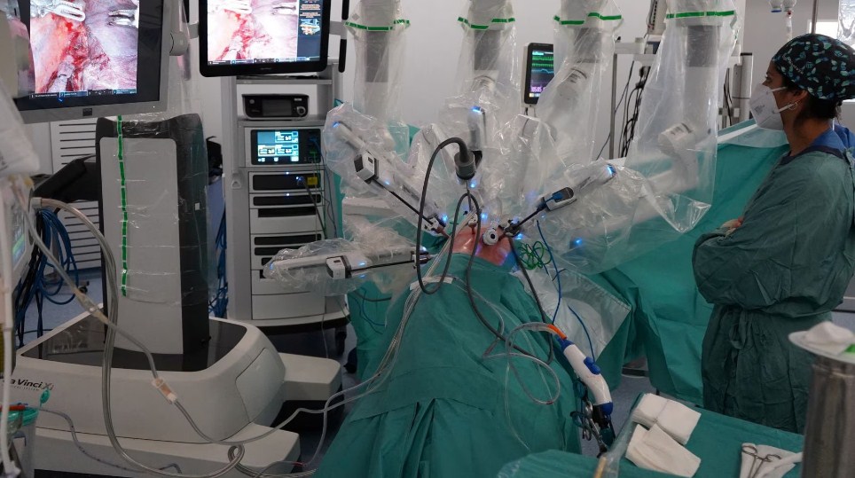 Realizan con éxito en España la primera cirugía robótica para un trasplante pulmonar que reduce el tamaño de la incisión