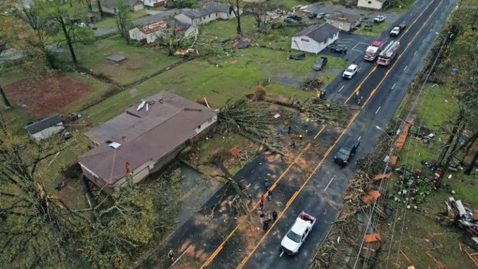 Sube a 24 el saldo de muertos por tornados y fuertes tormentas en EEUU