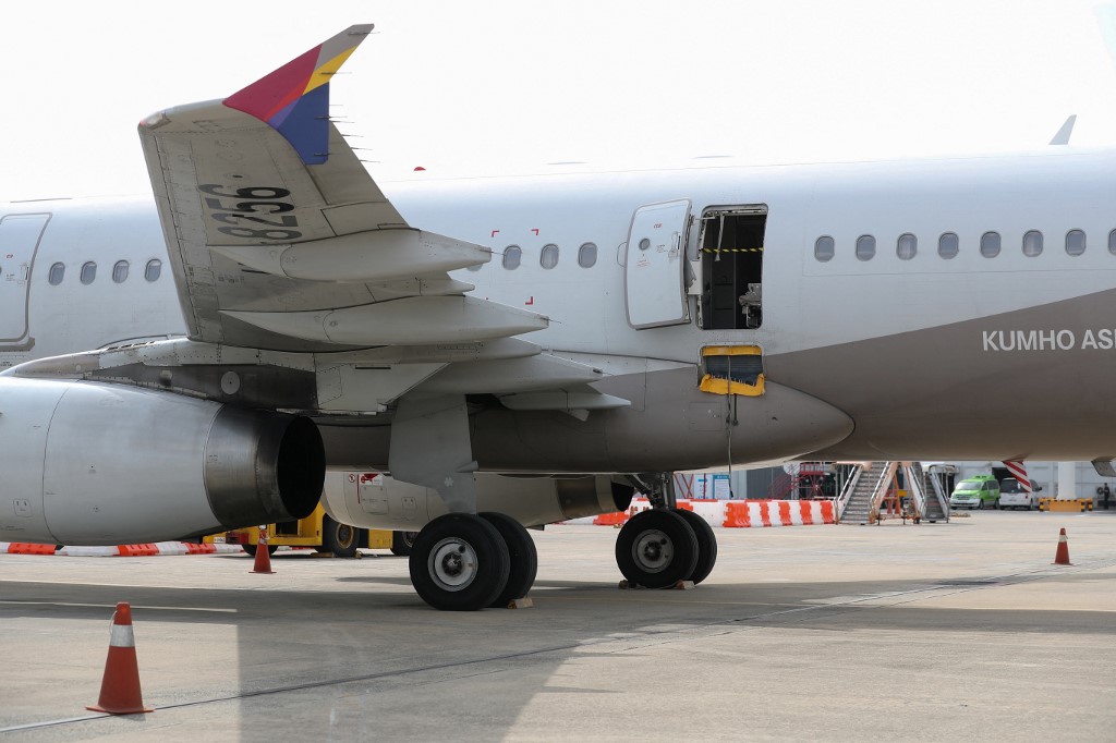 Pasajero que abrió la puerta de emergencia de un avión en vuelo dijo que se sentía "sofocado"