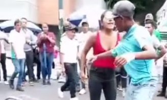 mujer golpeo