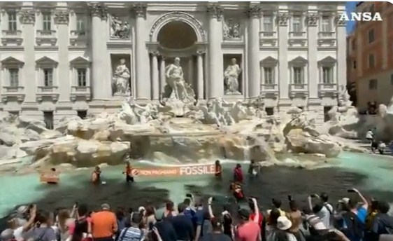 Ecologistas tiñeron de negro el agua de la Fontana di Trevi en Roma (+Video)