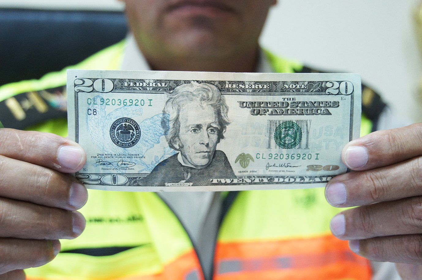 Pila con los billetes de $20 falsos: Circulan en todo el país