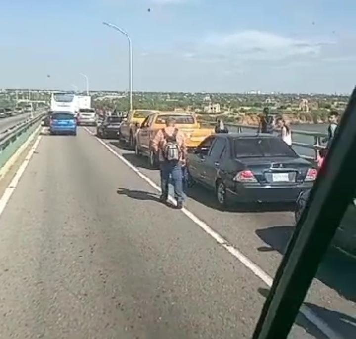 Zulianos cruzan el Puente a pie por tranca de los yukpas (+Video)