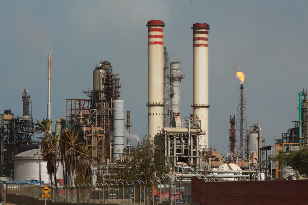 Vaticinan que crisis de combustible se mantendrá un mes más por problemas en refinerías. Foto: Agencias