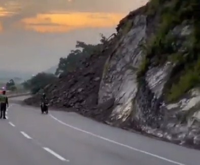 Derrumbe en la Autopista Regional del Centro paraliza el tránsito en sentido hacia Caracas (+Video)