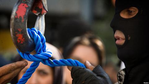 Irán ejecuta a tres hombres por violar a una docena de mujeres