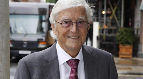 Murió a los 88 años el británico Michael Parkinson, el "rey" de las entrevistas