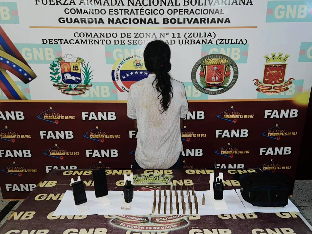 Capturan a un hombre con una granada de humo y 33 cartuchos de bala