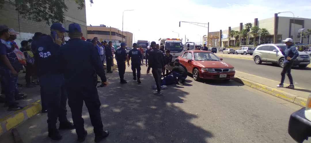 Reportan choque de motorizado con carro frente a tribunales de Maracaibo