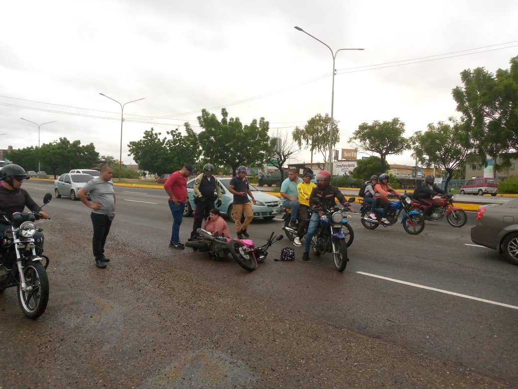Una mujer lesionada tras colisión de una moto y un vehículo