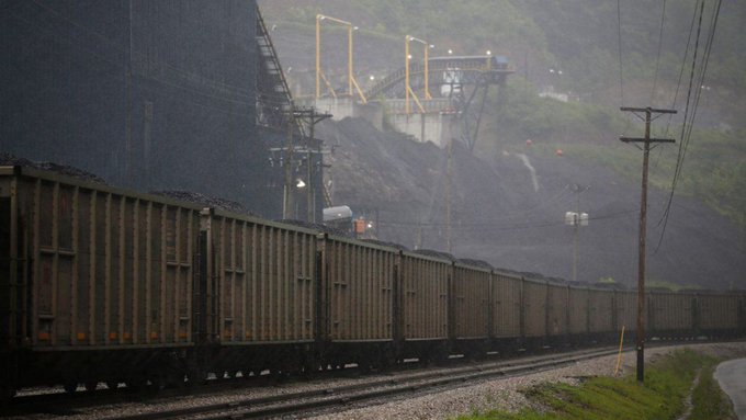 Se descarriló un tren de carga con azufre en EEUU y autoridades llaman a evacuar la zona