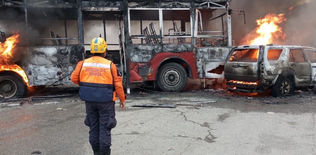 Tragedia en la autopista Gran Mariscal de Ayacucho: Incendio entre camión y varios vehículos deja ocho fallecidos y al menos nueve lesionados (Video)