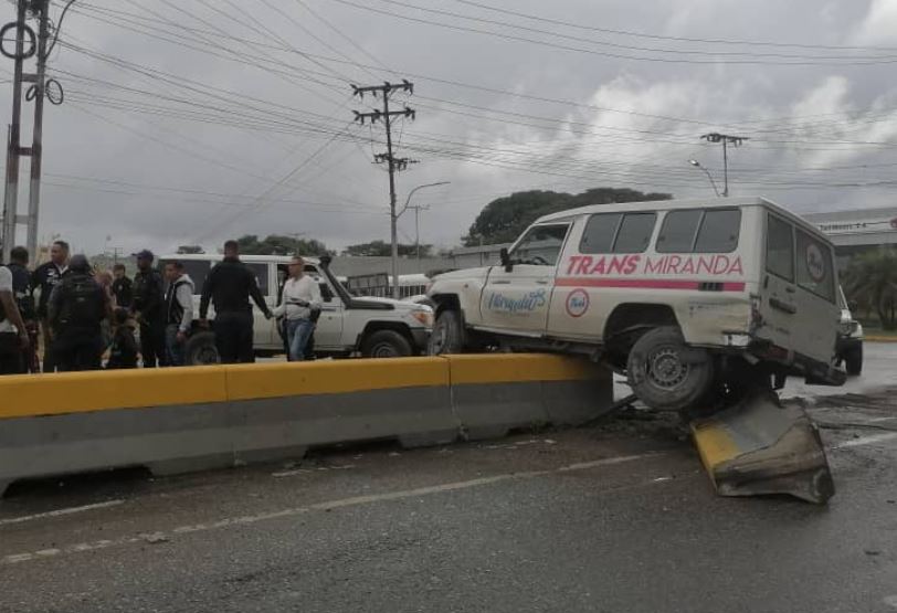 Persecución en Miranda: Robaron camioneta, bajaron a mujer en ropa interior y se estrellaron contra un muro