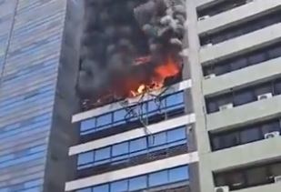 Venezolana, única víctima fatal durante incendio de edificio en Argentina: Intentó huir por las escaleras