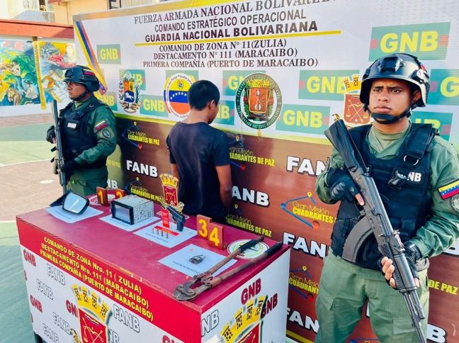 Agarran a joven robando dentro de un local en La Limpia