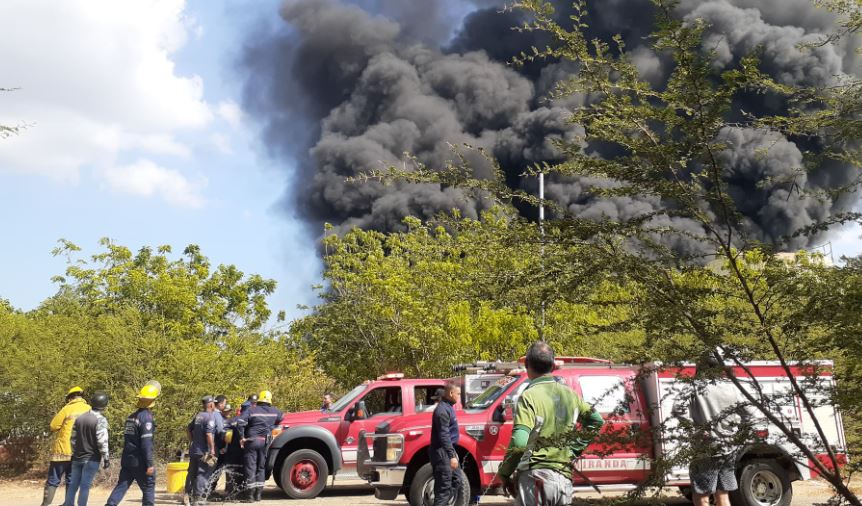 Reportan incendio en el patio de tanque de PDVSA en los Puertos de Altagracia