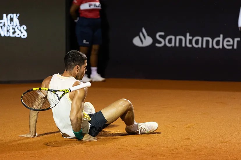 El español Carlos Alcaraz sufrió una lesión en su tobillo derecho
