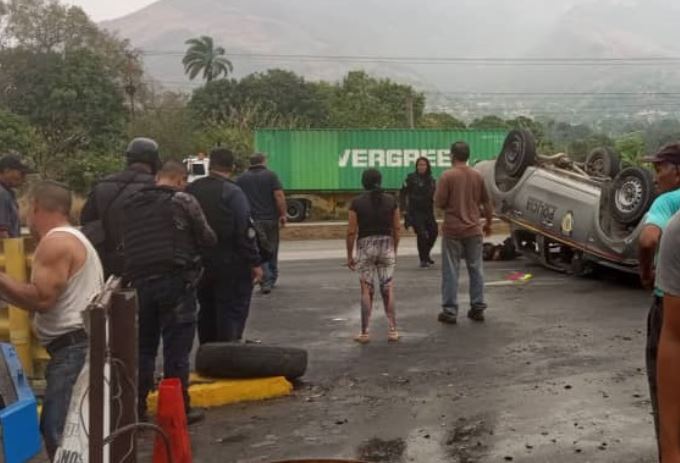 Un PNB muerto y cuatro heridos tras volcarse patrulla en la autopista regional del centro