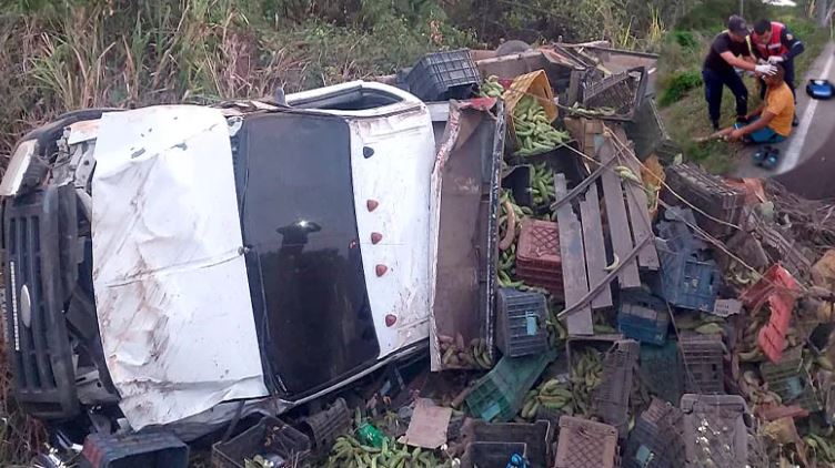 Conductor resultó herido tras volcar su camión 350 cargado de plátanos en la carretera Lara-Zulia