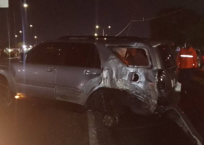 Camioneta intentó esquivar a un motorizado y se volcó en la C-1 a la altura de Puente Unión