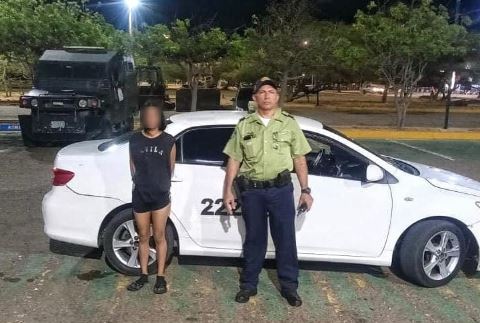 Arrestan a mujer por amenazar de muerte a su familia y golpear a un policía en Valle Frío