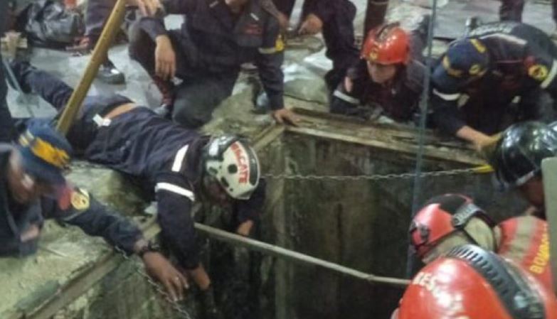 Tres personas cayeron por una alcantarilla ubicada a pocos metros de la sede principal del CNE