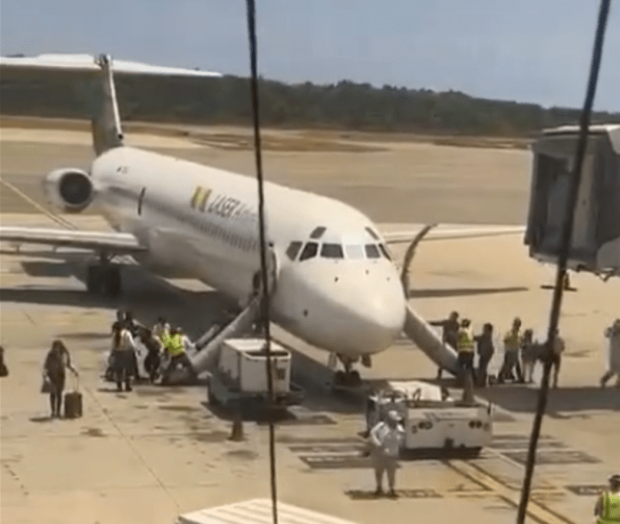 Reportan situación irregular en Maiquetía: Evacuan de emergencia un vuelo de la aerolínea Laser (+Video)