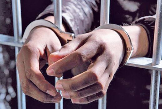 Hombre violaba a su pequeña hija y la madre ocultaba el abuso: Los condenaron a 17 años de prisión
