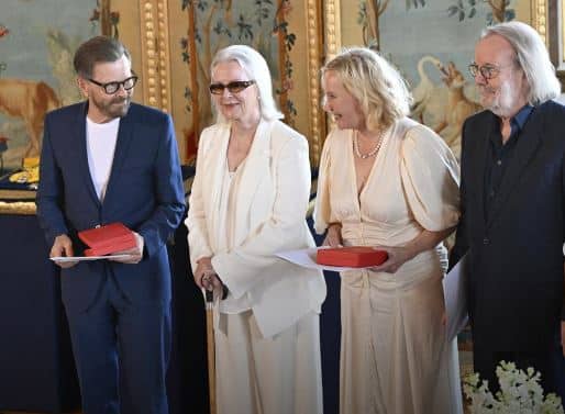 Grupo ABBA recibe Orden de manos del rey Suecia