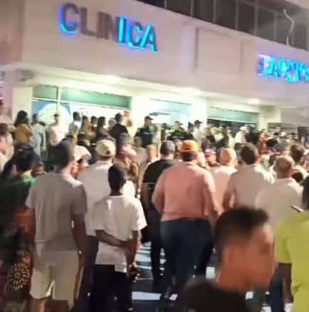 Una multitud de fanáticos llegó a la clínica Erasmo para despedir al rey del vallenato Omar Geles (+ Video)