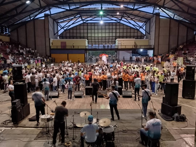 Aproximadamente 35 jóvenes se desvanecen