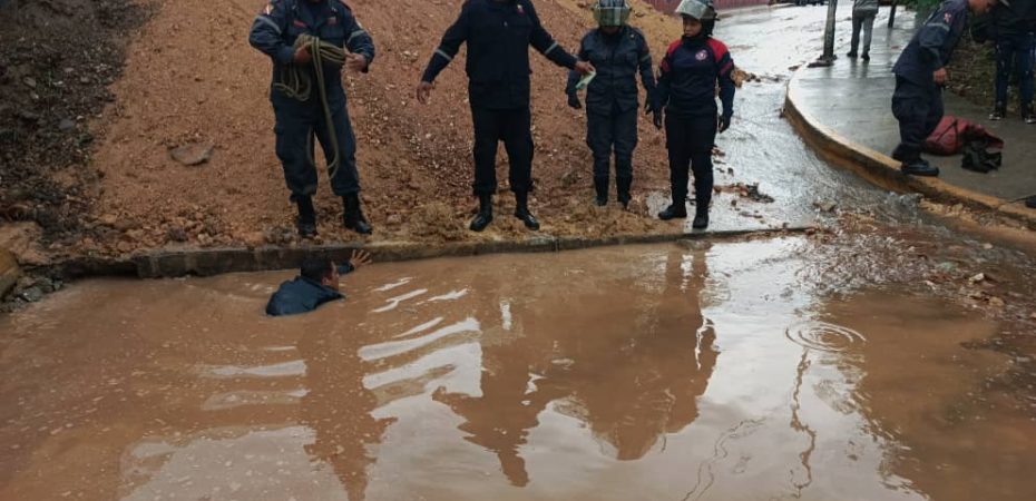 Dos lesionados por fuertes lluvias en Catia