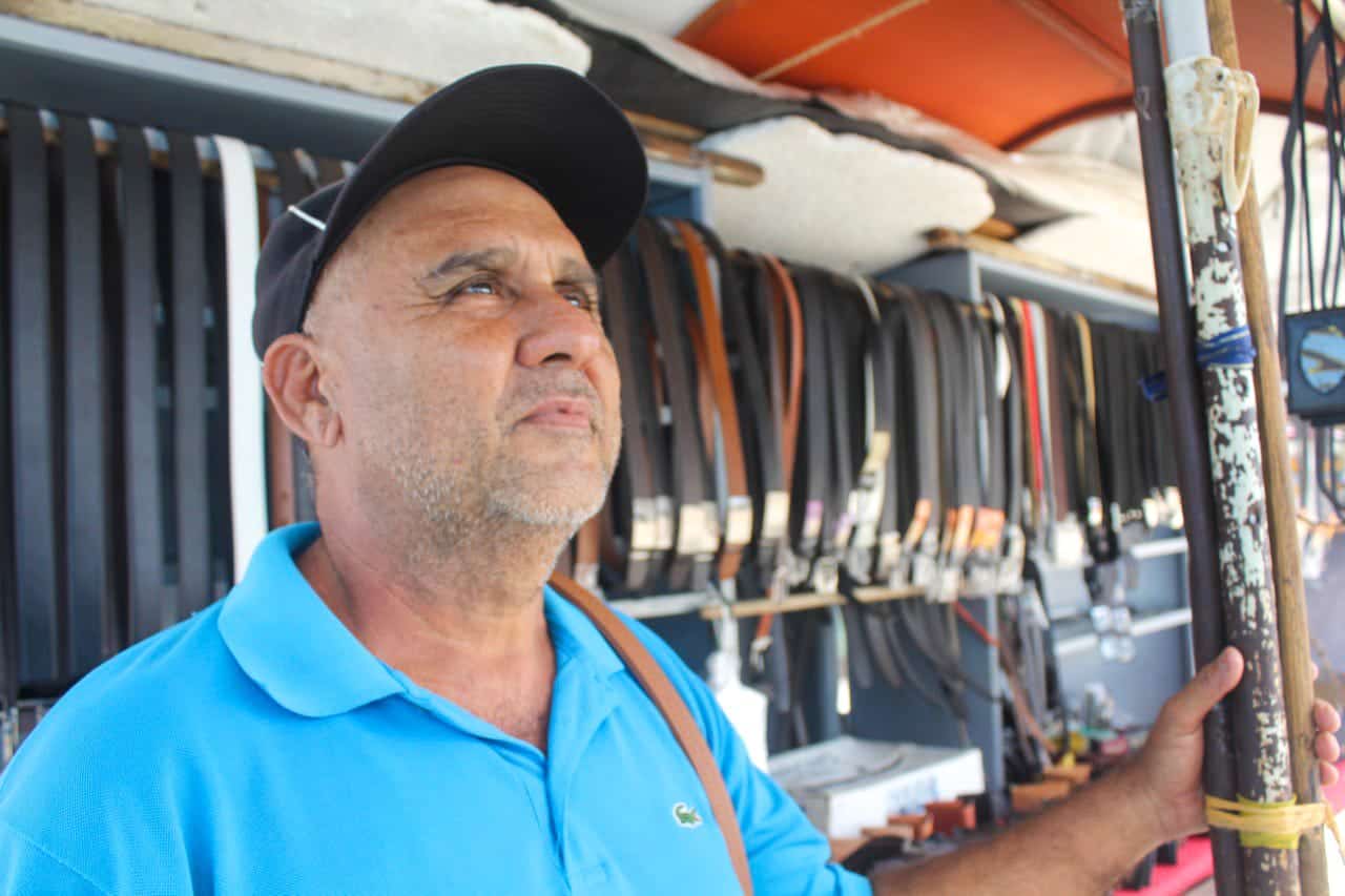 El señor William hace historia vendiendo correas en la Plaza Baralt