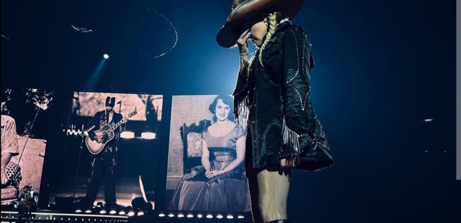 Madonna recuerda a su madre fallecida al mostrar su foto en el escenario
