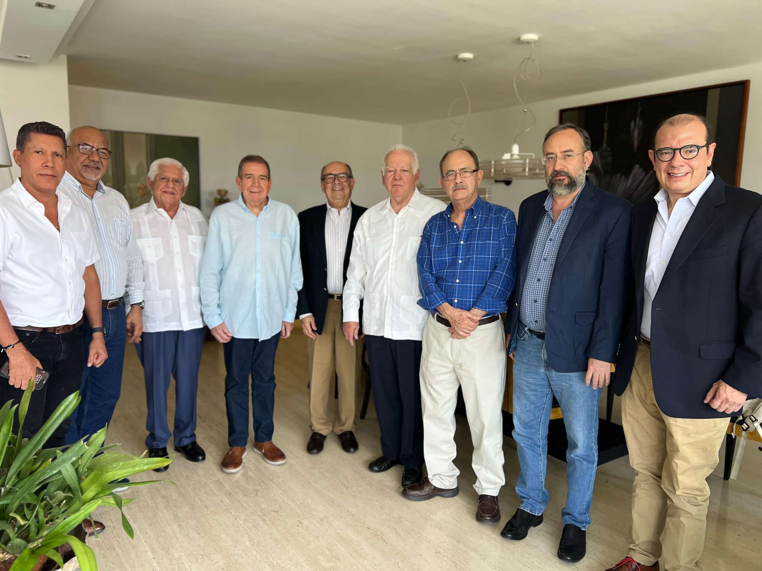 Encuentro entre políticos y personalidades